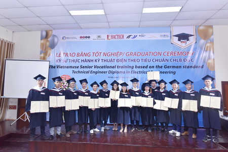 Bế giảng và trao bằng tốt nghiệp cho sinh viên FiVe 17