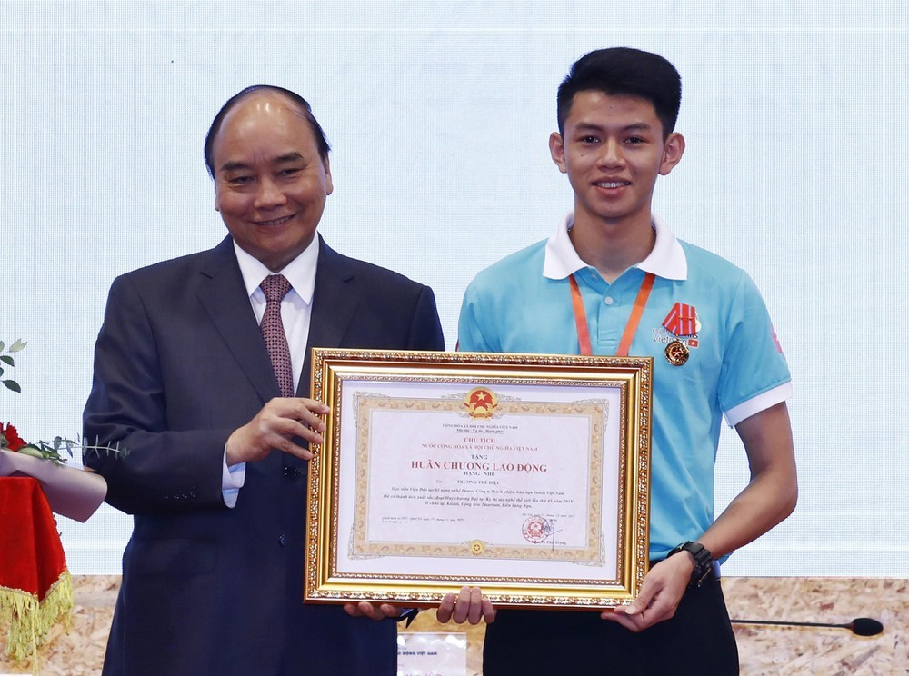 Trương Thế Diệu - SV K7 CGKL - HCB Tay nghề thế giới - nhận huy huân chương lao động hạng Nhì từ Thủ tướng